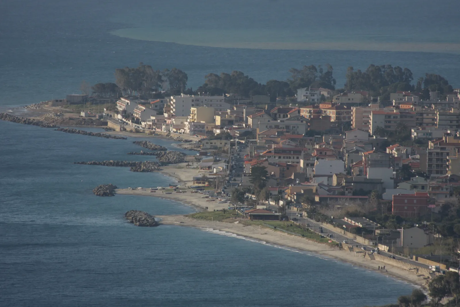 Gallico Marina vista dall'alto, dove si è tenuta l'assemblea su Borgo Cecilia