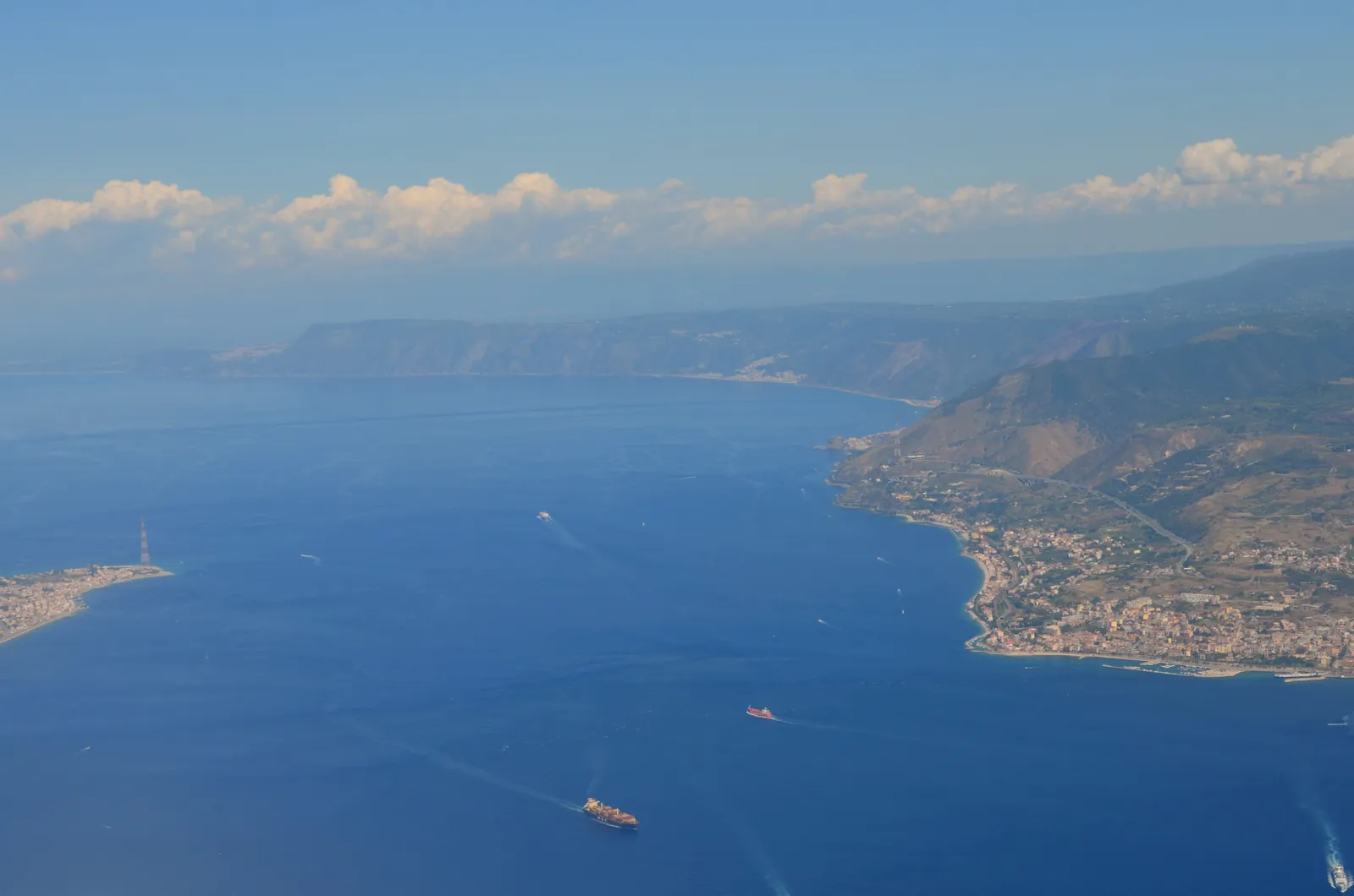 Lo Stretto visto dall'alto, tra Villa San Giovanni e la costa siciliana